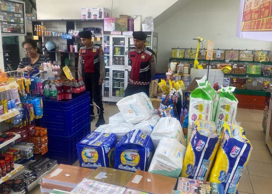 Personel Polres Tapteng saat patroli disalah satu Pusat Perbelanjaan di Kota Pandan