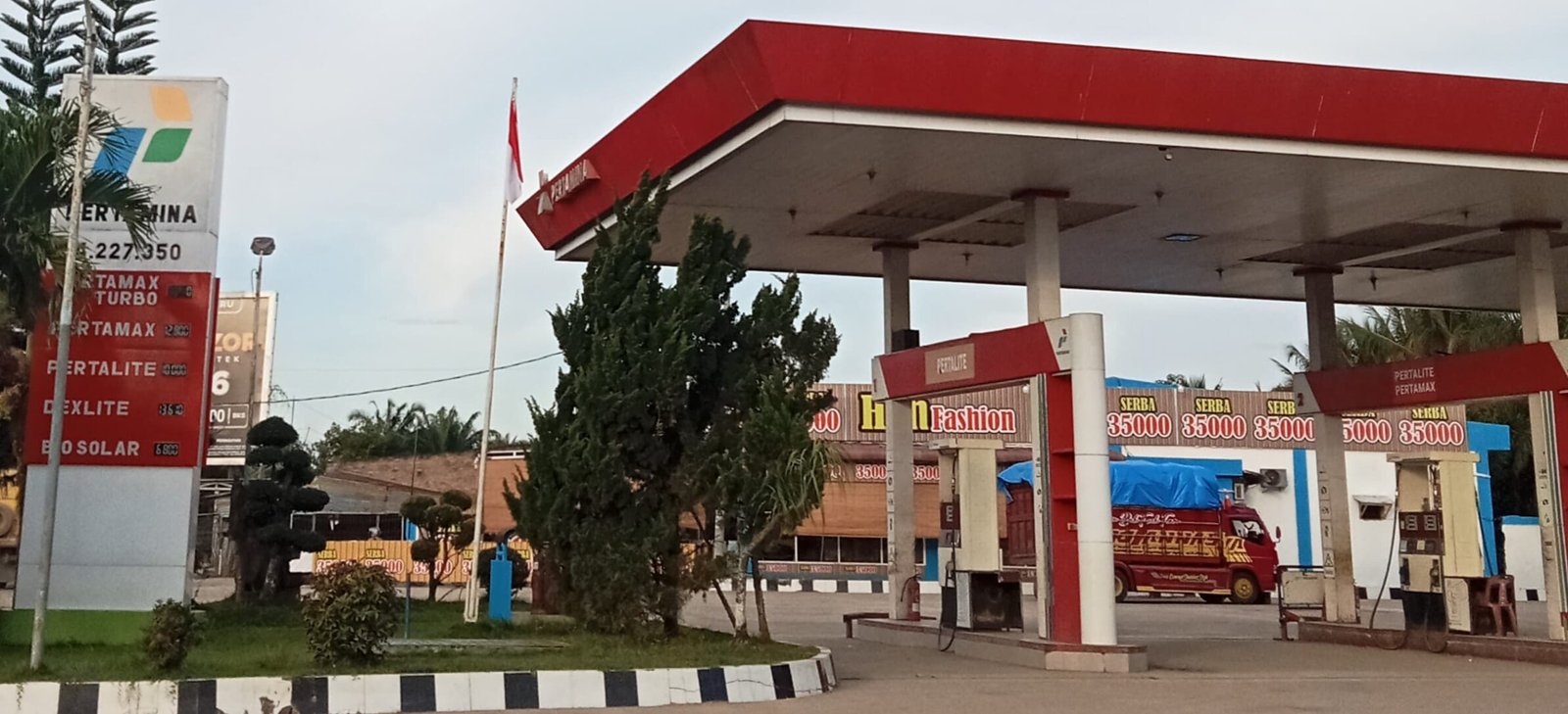 SPBU Negeri Lama terlihat lengang di siang hari karena sudah habis BBM terjual.