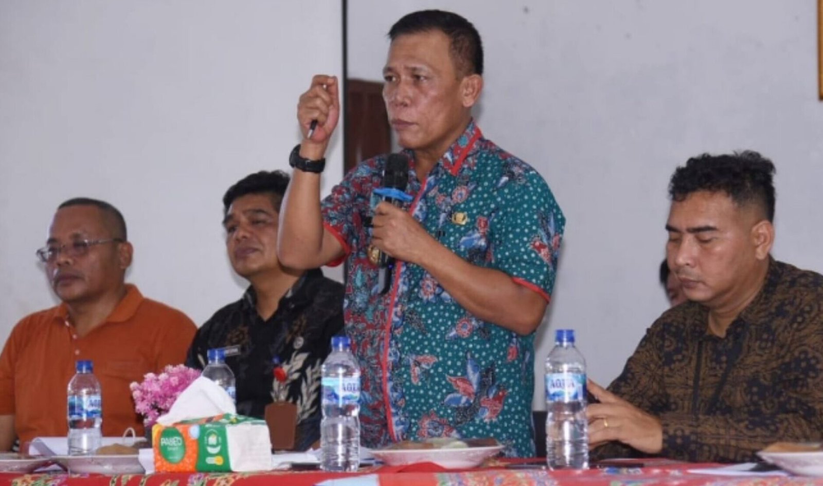Bupati Tapteng Masinton Pasaribu,SH, MH saat berdialog dengan masyarakat yang terdampak PT. Nauli Sawit.