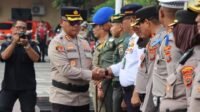 Kapolrestabes Medan, Kombes Pol. Dr. Gidion Arif Setyawan salami para stakeholder yang hadir.