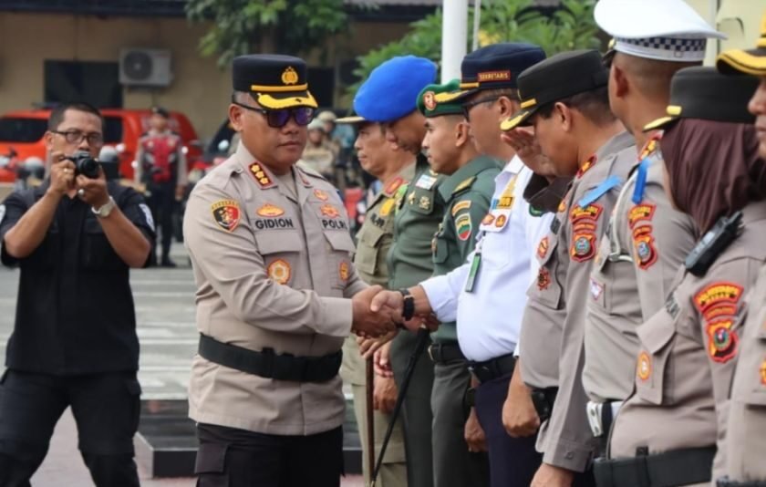 Kapolrestabes Medan, Kombes Pol. Dr. Gidion Arif Setyawan salami para stakeholder yang hadir.