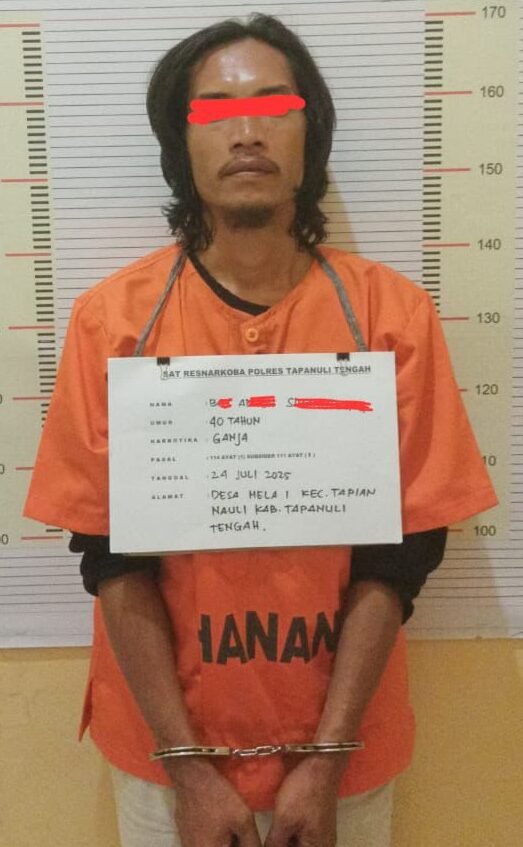 Pelaku pengedar Ganja yang berinisial BAS (40) saat diproses hukum dikantor Polres Tapteng.