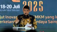 Gubernur Sumatera Utara (Sumut) Bobby Nasution bersama Ketua DPRD Sumut Erni Ariyanti Sitorus, Kepala Bank Indonesia (BI) Perwakilan Sumut Rudi B Hutabarat, serta Deputi Gubernur BI Destry Damayanti melakukan Teknik menyeduh kopi V60 pertanda pembukaan Karya Kreatif Sumatera Utara (KKSU) 2025 di Tiara Convention Centre, Jalan Cut Mutia Nomor 1, Medan, Jumat (18/7/2025).