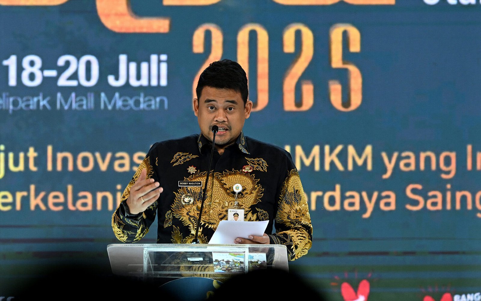 Gubernur Sumatera Utara (Sumut) Bobby Nasution bersama Ketua DPRD Sumut Erni Ariyanti Sitorus, Kepala Bank Indonesia (BI) Perwakilan Sumut Rudi B Hutabarat, serta Deputi Gubernur BI Destry Damayanti melakukan Teknik menyeduh kopi V60 pertanda pembukaan Karya Kreatif Sumatera Utara (KKSU) 2025 di Tiara Convention Centre, Jalan Cut Mutia Nomor 1, Medan, Jumat (18/7/2025).