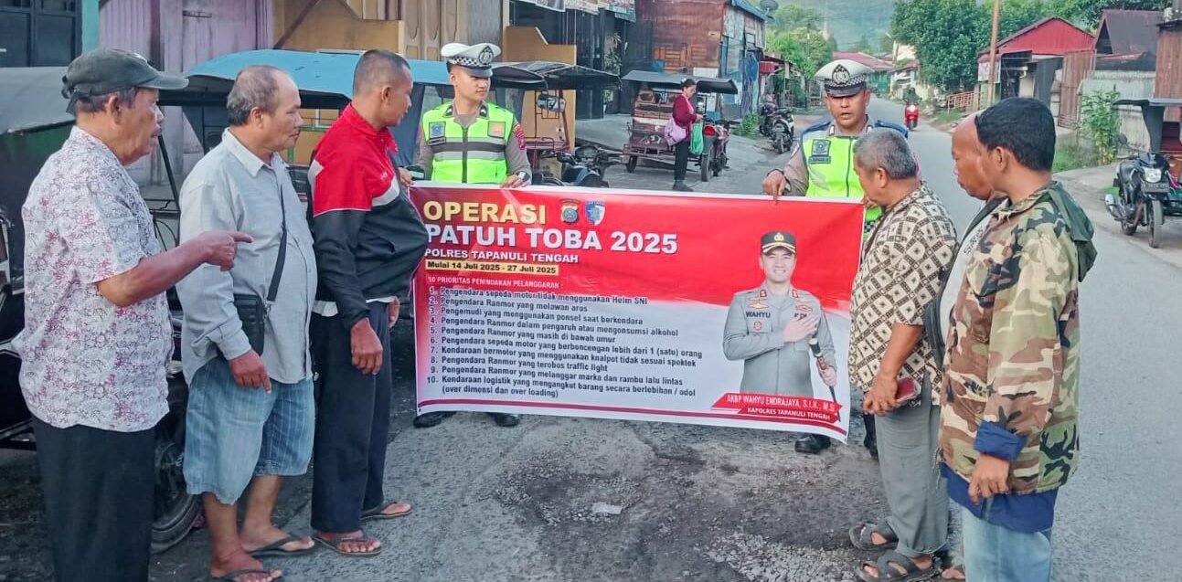 Personel Polres Tapteng saat mensosialisasikan 10 jenis pelanggaran Operasi Patuh Toba kepada masyarakat di jalan Sibolga-Padangsidempuan kecamatan Sarudik Tapteng, Selasa (15/07/2025).