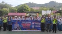 Personil Polres Sibolga saat menyampaikan sosialisasi dan penyuluhan tentang tujuan Ops Patuh Toba 2025 kepada siswa/i dan para guru di SMK Negeri 1 Sibolga, Kamis (17/7/2025).