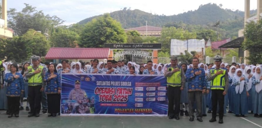 Personil Polres Sibolga saat menyampaikan sosialisasi dan penyuluhan tentang tujuan Ops Patuh Toba 2025 kepada siswa/i dan para guru di SMK Negeri 1 Sibolga, Kamis (17/7/2025).