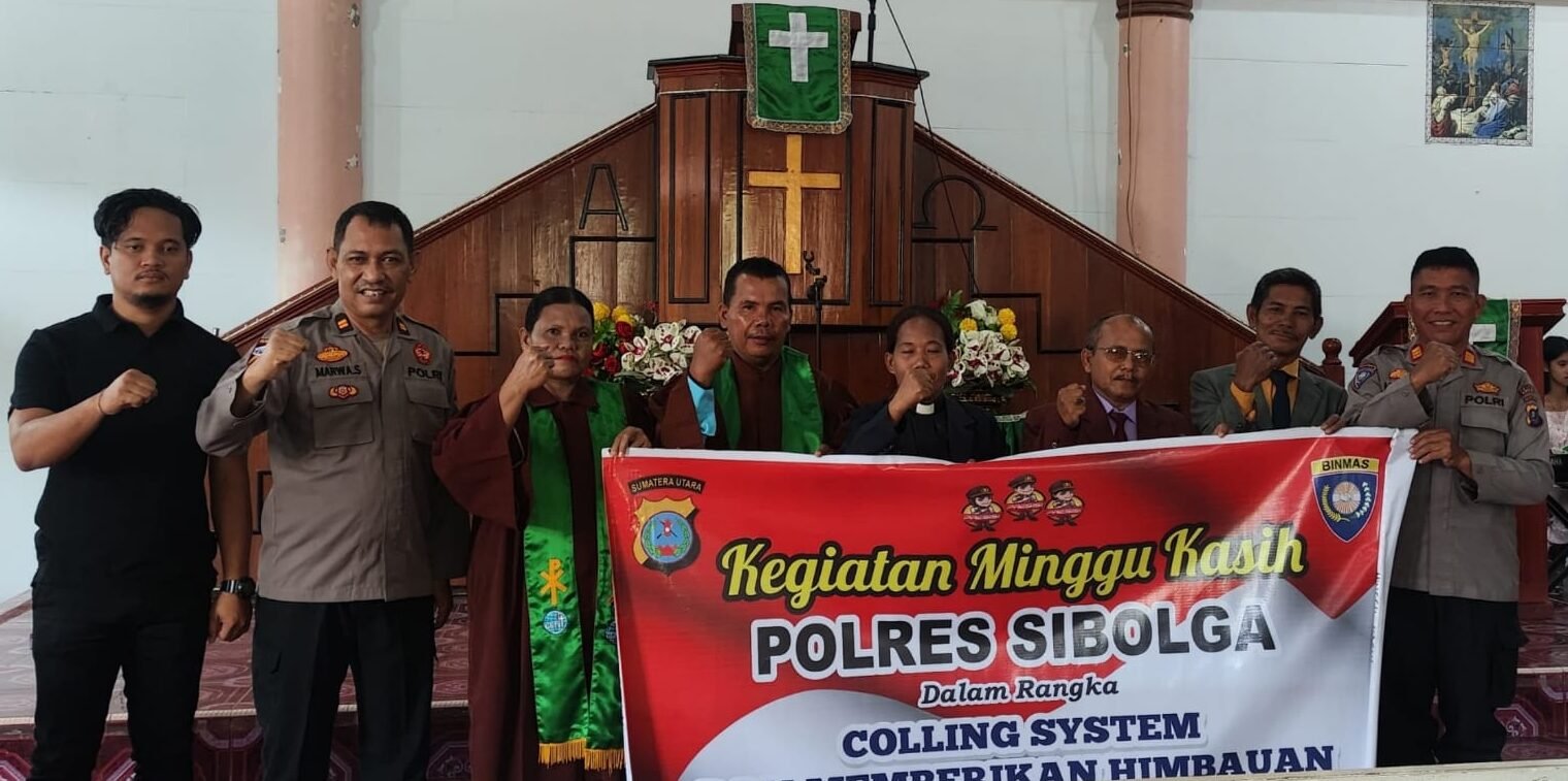Personil Polres Sibolga Foto Bersama dengan Pendeta, Dewan Gereja dan Jemaat di GKPI Sibolga Aek Muara Pinang, Minggu (13/7/2025).  