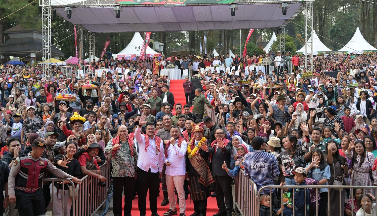 Gubernur Sumatera Utara (Sumut) Bobby Afif Nasution, bersama Wakil Menteri Kebudayaan Giring Ganesha, Bupati Karo Antonius Ginting dan Forkopimda, memotong buah naga membuka secara simbolis pesta buah dan bunga di Open Stage Taman Njuah-Njuah, Kota Berastagi,