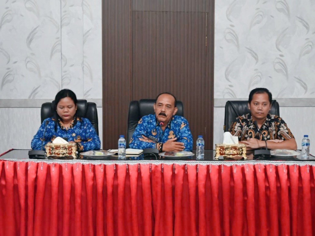 Plt. Asisten Ekbang Setdakab Tapteng Drs. Hikmal Batubara saat memimpin rapat diruang Rapat Cendrawasih Kantor Bupati Tapteng, Kamis (17/7/2025). 