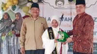 Plt. Asisten Pemerintahan dan Kesra Tapteng Erman Syahrin Lubis, S. Sos, M.AP Foto Bersama dengan Ketua Yayasan dan Wisuda Santriwati, Minggu (20/7/2025) di Lubuk Tukko Pandan.