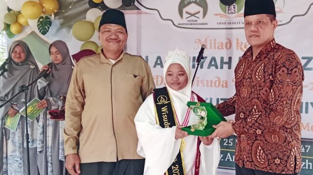 Plt. Asisten Pemerintahan dan Kesra Tapteng Erman Syahrin Lubis, S. Sos, M.AP Foto Bersama dengan Ketua Yayasan dan Wisuda Santriwati, Minggu (20/7/2025) di Lubuk Tukko Pandan.