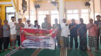 Personil Polres Sibolga foto bersama dengan Jemaah di Masjid Al-Jamil Sibolga.