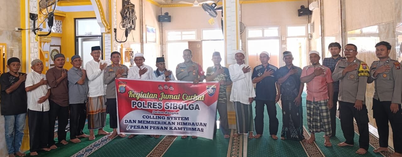 Personil Polres Sibolga foto bersama dengan Jemaah di Masjid Al-Jamil Sibolga.