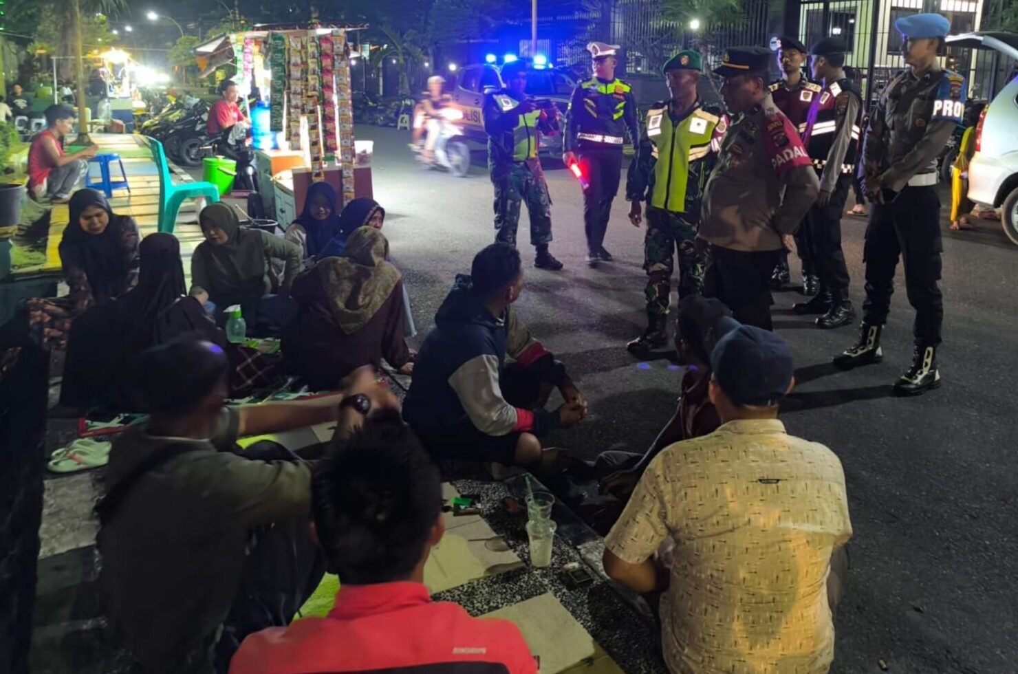 Polres Sibolga melaksanakan patroli gabungan bersama TNI dan Satpol PP menyambangi tempat-tempat masyarakat berkumpul di wilayah hukum Polres Sibolga.