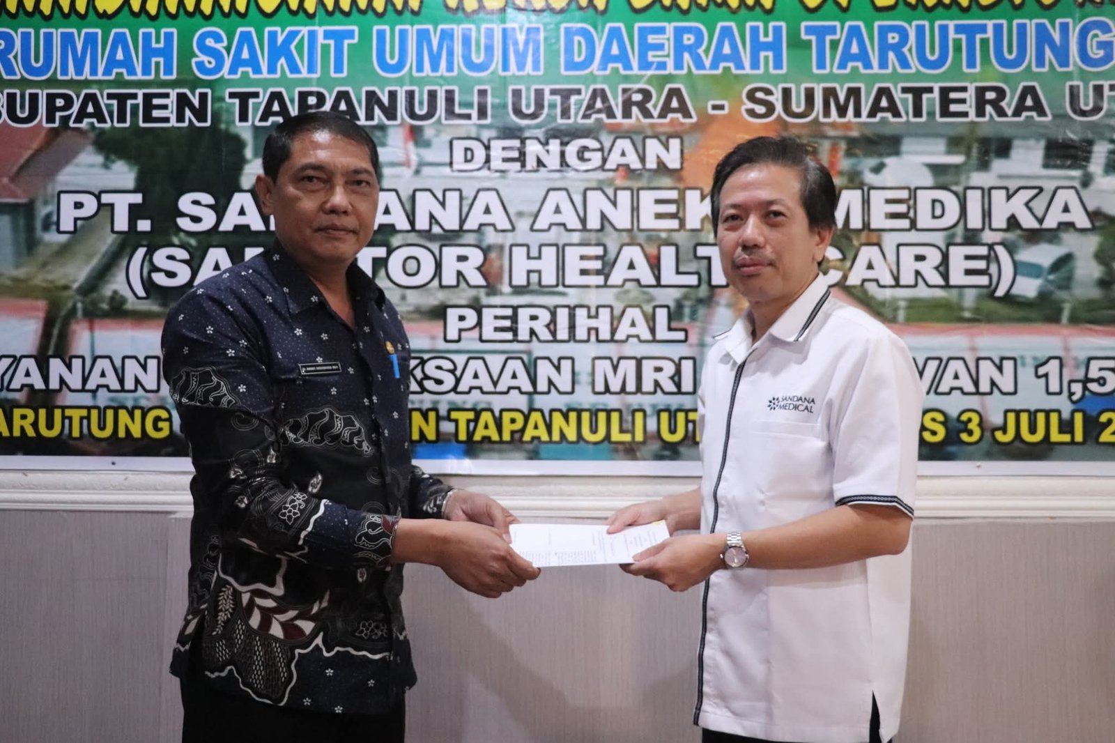 Plt Direktur RSUD Tarutung Dr Bobby Simanjuntak MKM dengan Martinus dari MRI.