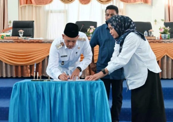 Wakil Bupati dan Ketua DPRD Kabupaten Tapanuli Tengah saat menandatangani Berita Acara Penetapan Ranperda dan Pertanggungjawaban APBD tahun Anggaran 2024.