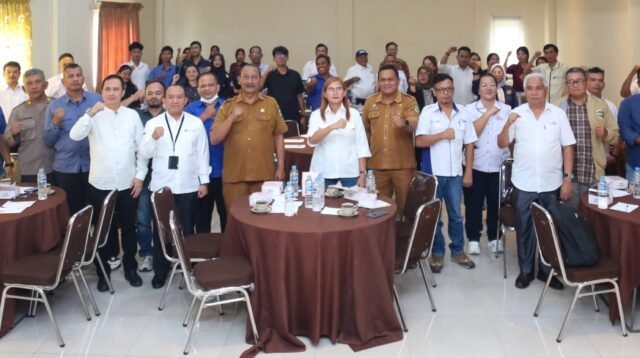 SMSI Kota Pematangsiantar dan Kabupaten Simalungun foto bersama usai buka Sosialisasi dan Pelatihan Dasar Jurnalistik.