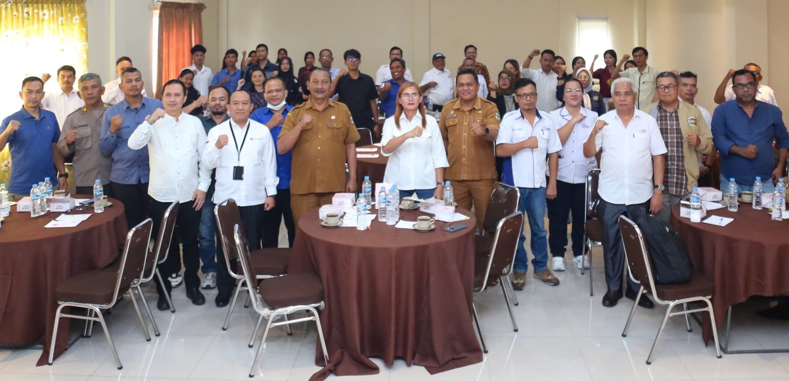 SMSI Kota Pematangsiantar dan Kabupaten Simalungun foto bersama usai buka Sosialisasi dan Pelatihan Dasar Jurnalistik.