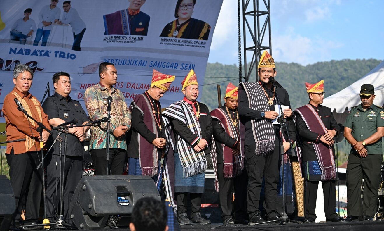 Gubernur Sumatera Utara (Sumut) Muhammad Bobby Afif Nasution didampingi Ketua TP PKK Sumut Kahiyang Ayu beserta sejumlah OPD Pemprov Sumut menghadiri acara peringatan Hari Jadi ke-22 Kabupaten Pakpak Bharat, yang berlangsung di Lapangan Alun-alun Kecamatan Salak, Senin (28/7/2025).