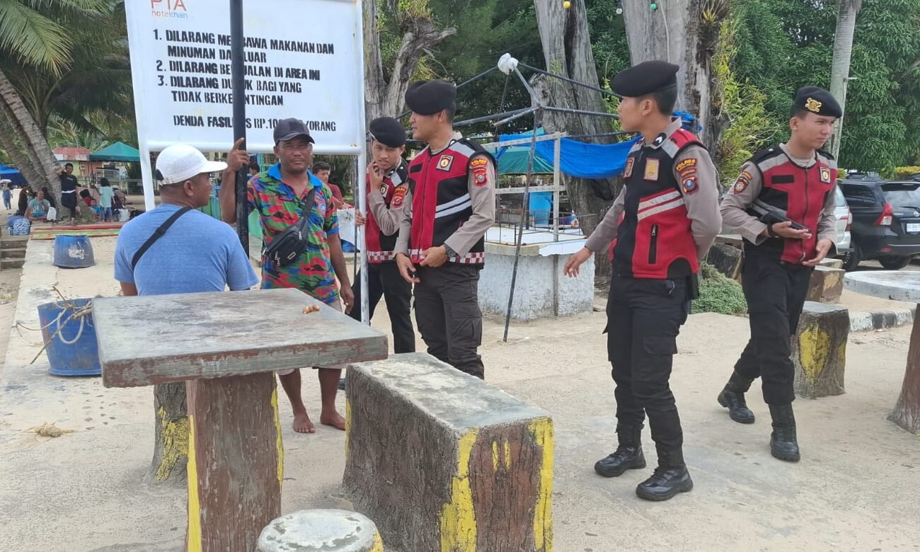 Personel Samapta Polres Tapteng saat patroli sore di kawasan Pantai Pandan.