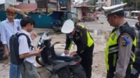 Sat Lantas Polres Sibolga saat melakukan penindakan terhadap pelanggaran Lalu Lintas di Jalan SM Raja Simpang Aek Muara Pinang, Senin (14/7/2025).