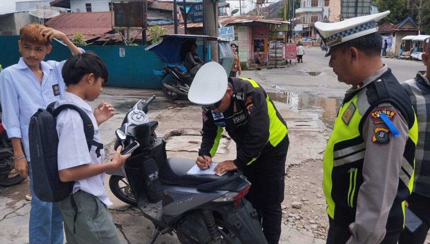 Sat Lantas Polres Sibolga saat melakukan penindakan terhadap pelanggaran Lalu Lintas di Jalan SM Raja Simpang Aek Muara Pinang, Senin (14/7/2025).