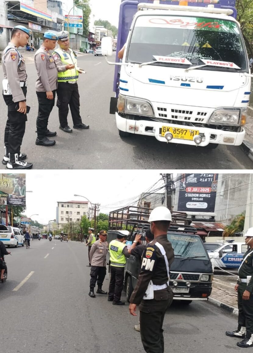 Sat Lantas Polres Sibolga saat melakukan tindakan pelanggaran di Jalan Oswal Siahaan Kelurahan Sibolga Ilir Kecamatan Sibolga Utara, Jumat (18/7/2025).