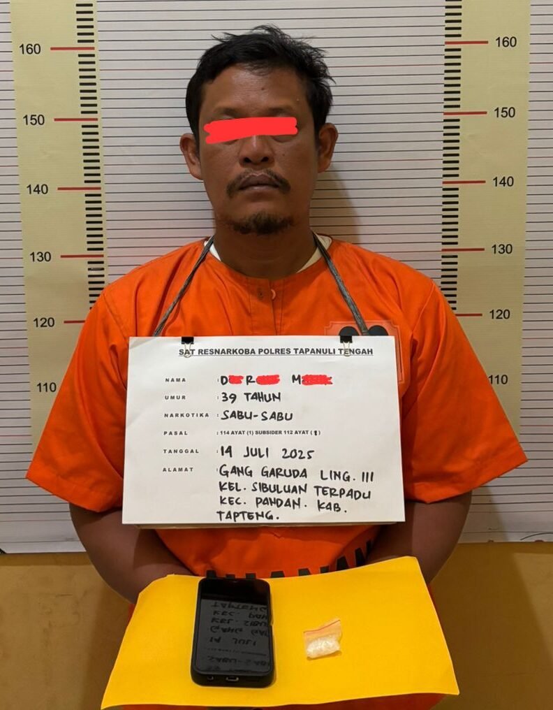 Tersangka DRM (39 Thn) saat diamankan ke Mapolres Tapteng untuk dilakukan penyidikan selanjutnya.