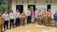 Kapolres Tapteng AKBP Wahyu Endrajaya SIK, M.Si foto bersama saat meninjau penyelesaian rumah Lindawati Samosir.