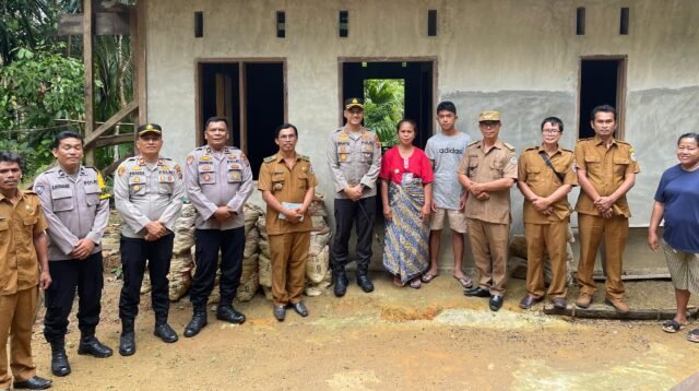 Kapolres Tapteng AKBP Wahyu Endrajaya SIK, M.Si foto bersama saat meninjau penyelesaian rumah Lindawati Samosir.