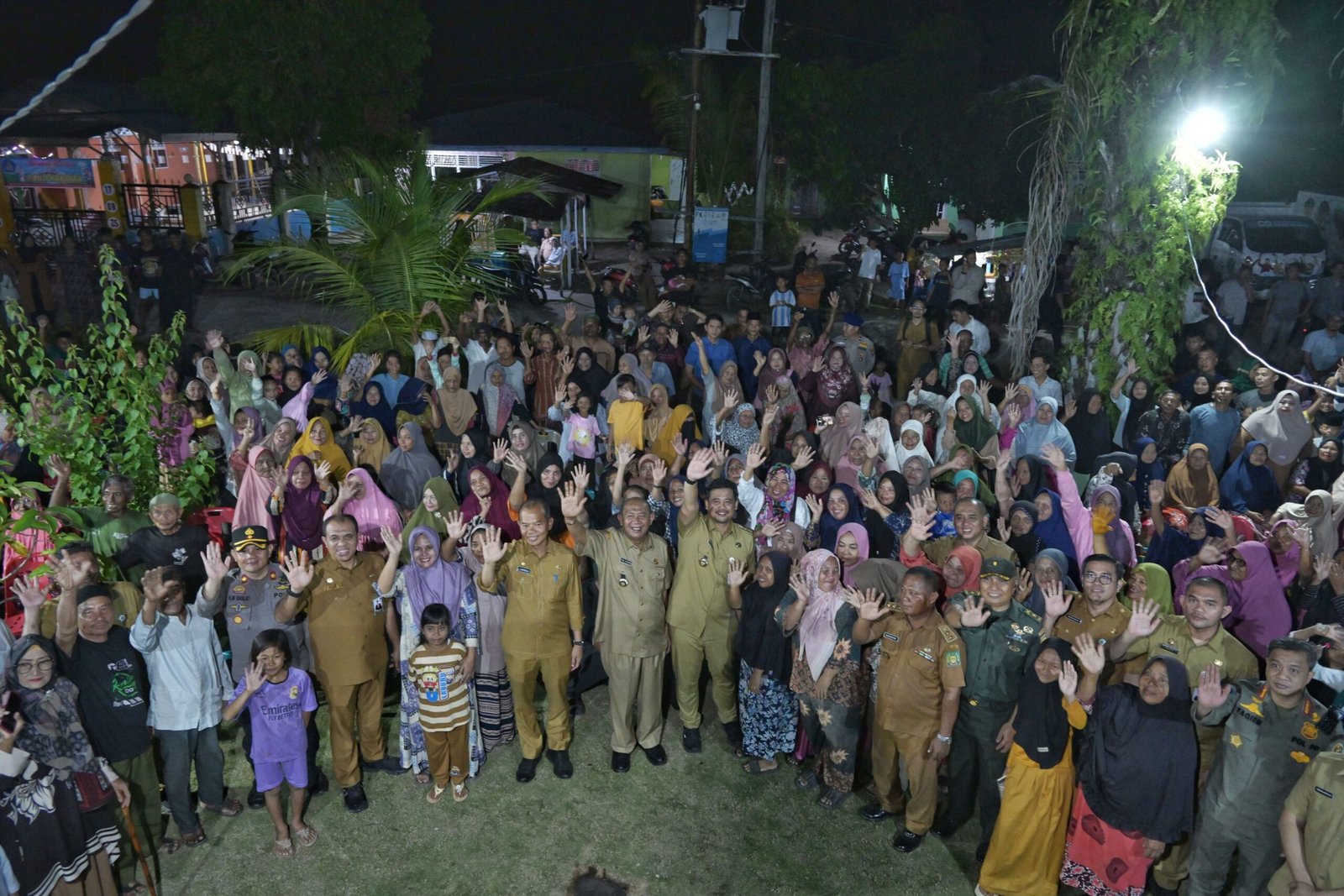 Gubernur Sumatera Utara (Sumut) Bobby Afif Nasution, di dampingi sejumlah OPD Dan Bupati Langkat, meninjau langsung Posyandu Pembantu (Postu) serta berdialog dengan masyarakat Desa Pulau Kampai, Kecamatan Pangkalan Susu, Kabupaten Langkat, sast melakukan kunjungan kerja, Senin (21/7/2025).