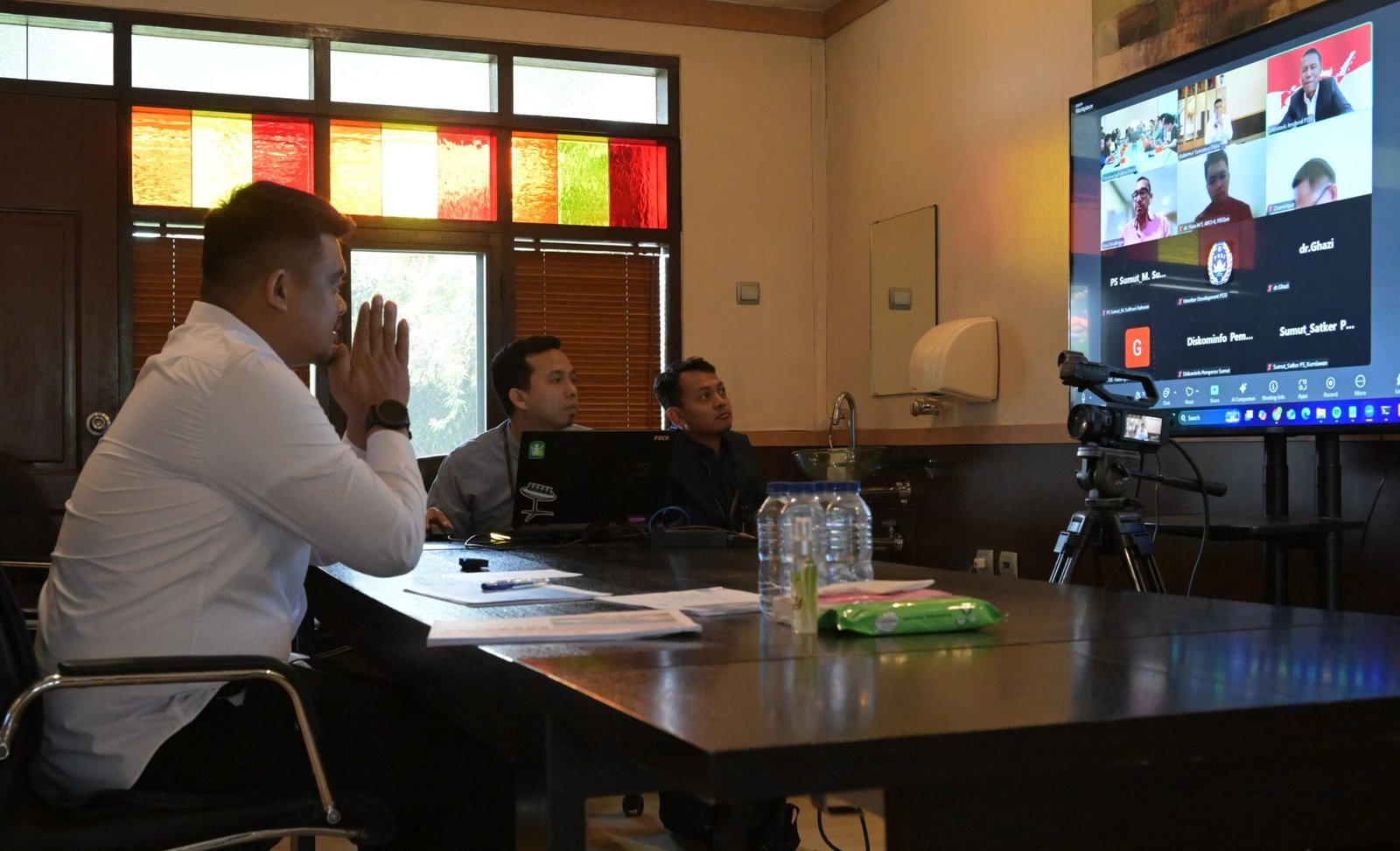 Gubernur Sumatera Utara (Sumut) Bobby Afif Nasution, menerima audiensi PSSI dalam rangka persiapan Piala Kemerdekaan 2025, via zoom meeting di Hotel Sibayak Kota Berastagi, Kabupaten Karo,