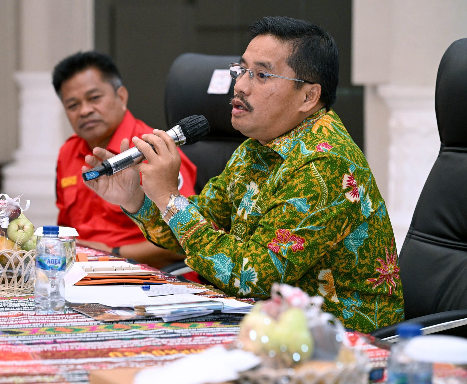 Sekdaprov Sumut Togap Simangunsong memimpin Rapat Koordinasi Penanganan Kebakaran Hutan dan Lahan di Kawasan Geopark Danau Toba di Aula Raja Inal Siregar, lantai 2 Kantor Gubernur Sumut, Jalan Diponegoro No. 30, Medan,