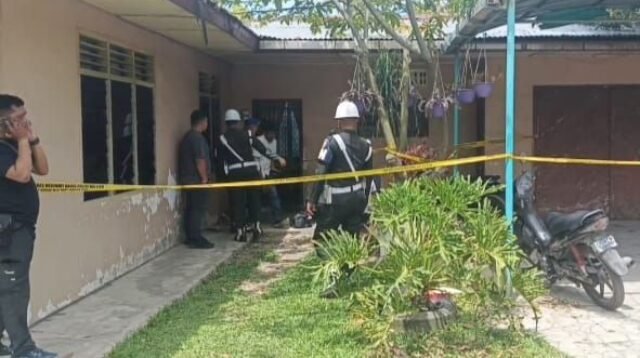 Suasana lokasi pembunuhan dijaga personel TNI