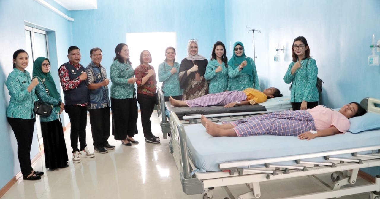 Ketua TP PKK Kabupaten Simalungun, Ny Darmawati Anton Acmad Saragih bersama Staf Ahli TP PKK, Ny Rospita Benny Gusman Sinaga saat meninjau pelaksanaan MOW.