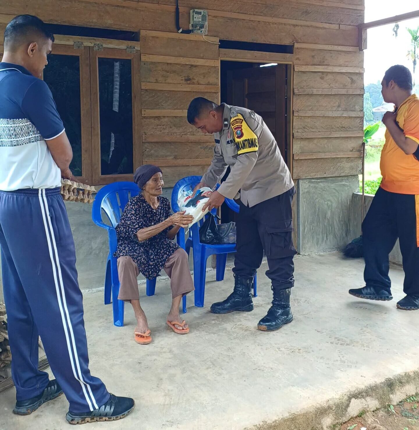 Personel Polsek Pandan saat memberikan bantuan sembako bagi warga kurang mampu di kelurahan Tukka Tapteng pada Jumat Berkah (25/07/2025).
