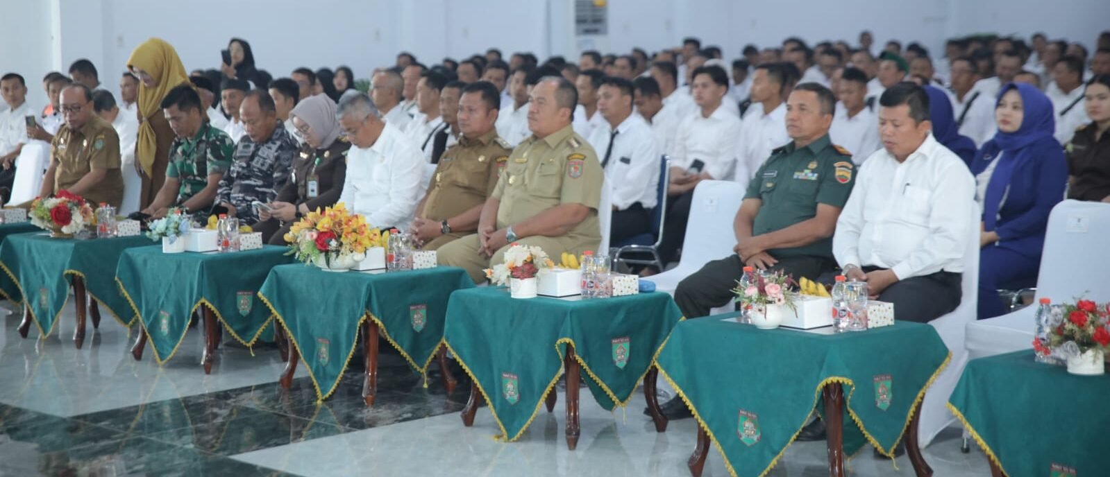 Taufik Zainal Abidin beserta Forkopimda Kabupaten Asahan dan OPD Kabupaten Asahan dengarkan sambutan Presiden RI Prabowo Subianto
