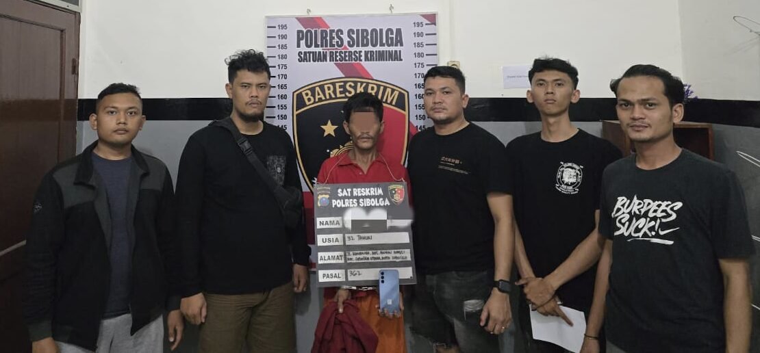 Tersangka ESS alias P (34) tahun saat dilakukan penyidikan di kantor Sat Reskrim Polres Sibolga, Jumat (18/7/2025).