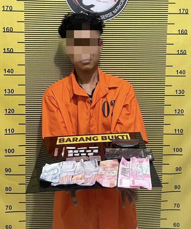 Tersangka F (23) tahun dan barang bukti, saat dilakukan penyidikan di Kantor Sat Resnarkoba Polres Sibolga, Jumat (18/7/2025)