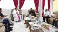 Bupati dan Wakil Bupati Tapteng menerima kunjungan Uskup Sibolga Mgr.Fransiskus Tuaman Sasfo Sinaga diruang kerja Bupati
