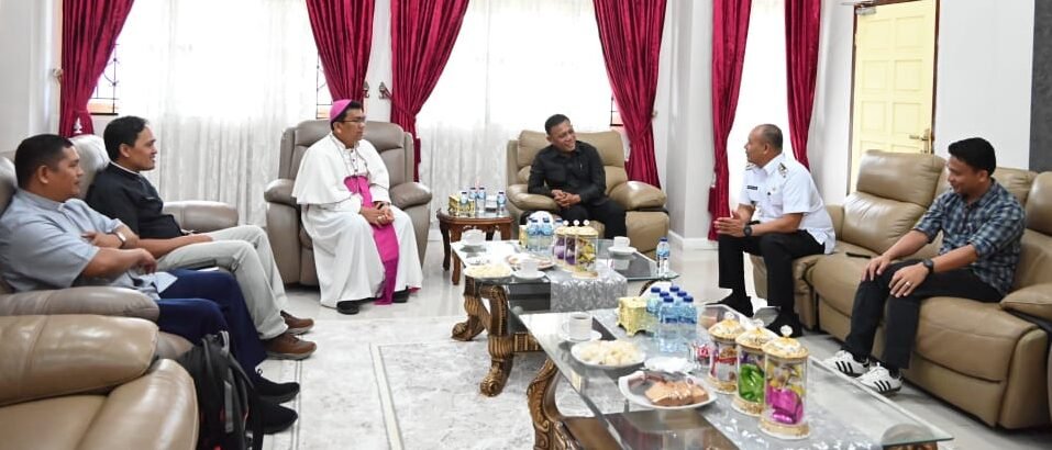 Bupati dan Wakil Bupati Tapteng menerima kunjungan Uskup Sibolga Mgr.Fransiskus Tuaman Sasfo Sinaga diruang kerja Bupati