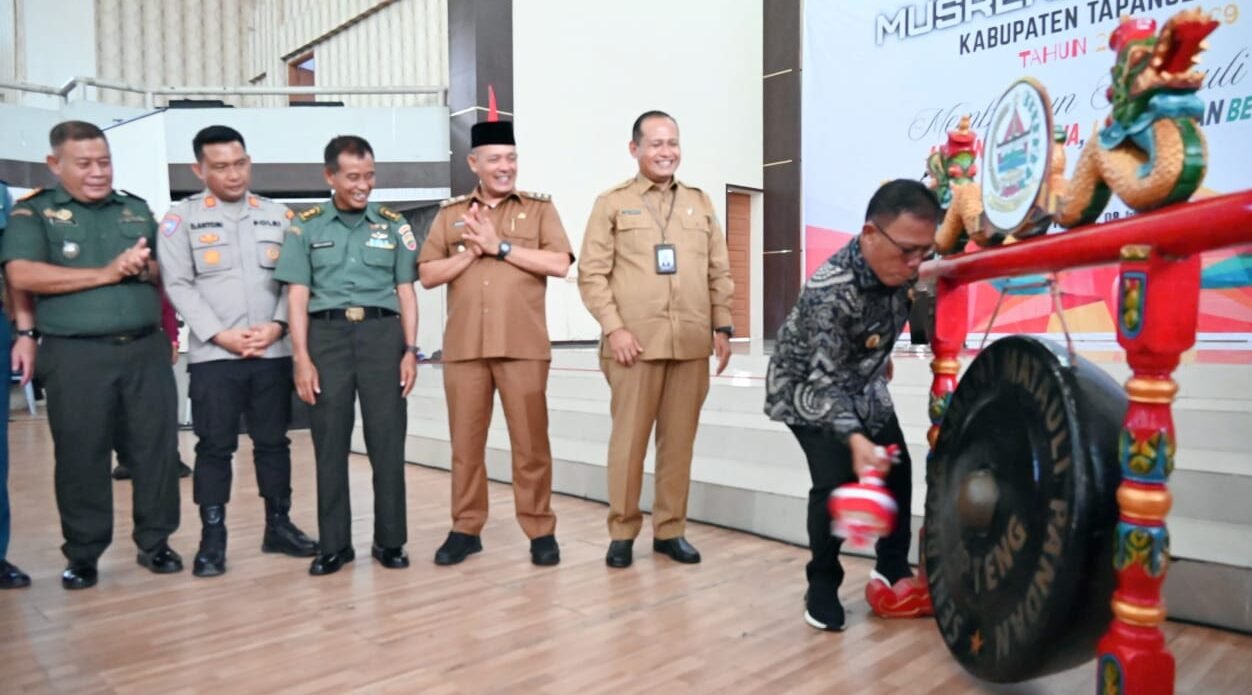 Bupati Tapteng Masinton Pasaribu, SH, MH saat memukul Gong membuka Musyawarah Musrenbang RPJMD tahun 2025-2029 Daerah Kabupaten Tapanuli Tengah
