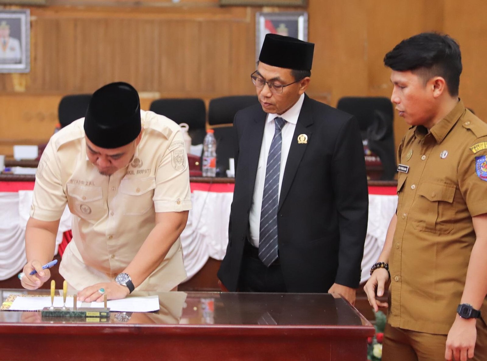Wabup Batu Bara Syafrizal disaksikan Ketua DPRD Batu Bara M.Syafi'i , menanda tangani berita acara persetujuan bersama RPJMD Kabupaten Bara Tahun 2025 - 2029