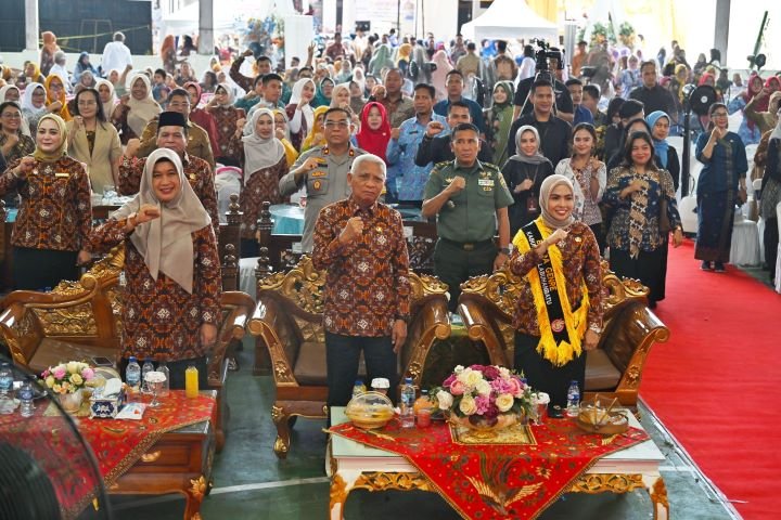 Wakil Gubernur Sumatera Utara (Sumut) Surya menghadiri Peringatan Hari Keluarga Nasional (Harganas) ke-32 Tingkat Provinsi Sumut Tahun 2025 di Gedung Serbaguna, Pendopo Bupati Kabupaten Labuhanbatu Jalan SM Raja Ujung Bandar, Kecamatan Rantau Selatan, Selasa (22/7/2025).