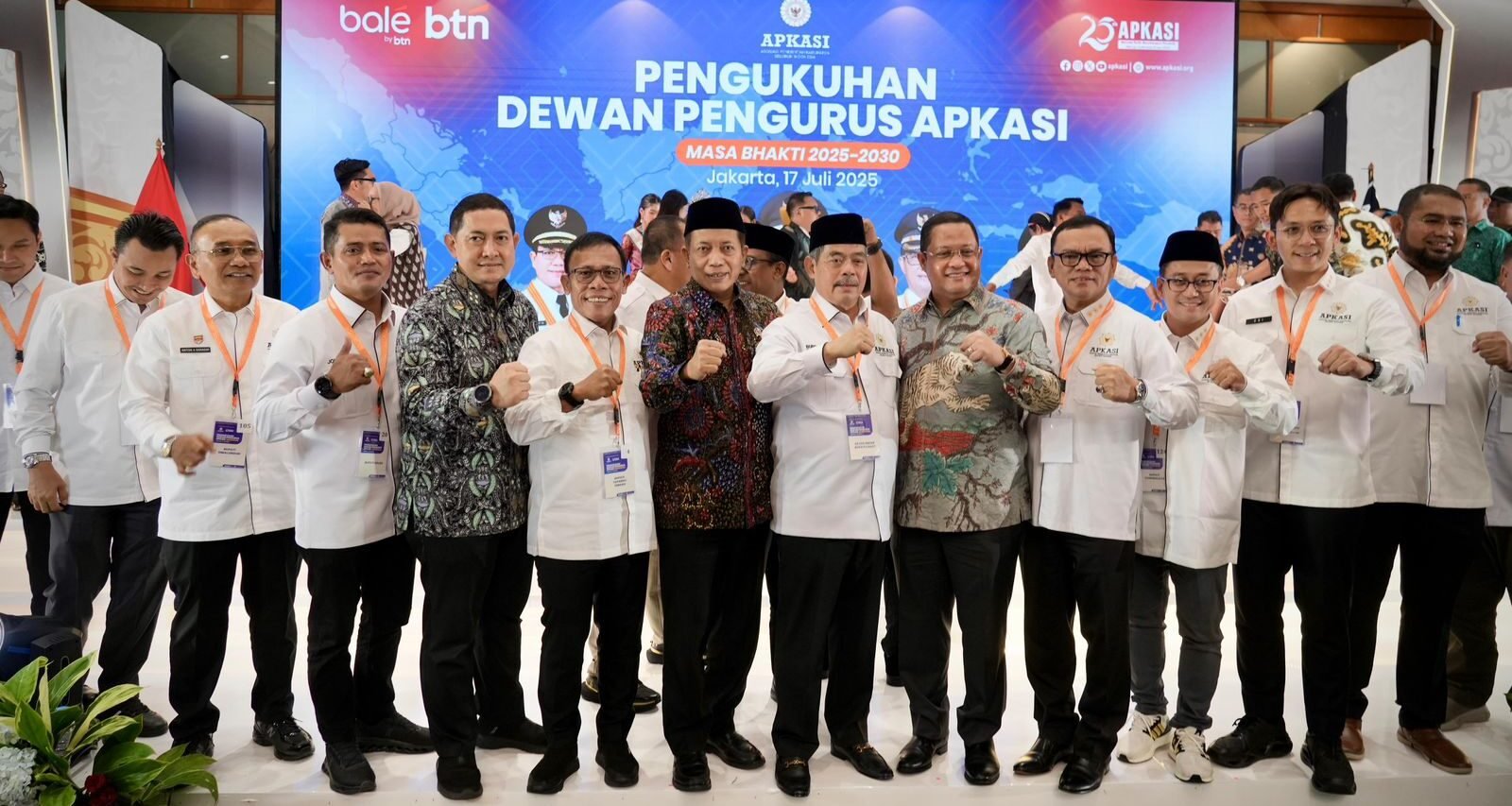 Bupati Tapteng Foto Bersama dengan Pengurus APKASI periode 2025-2030 usai acara pengukuhan.