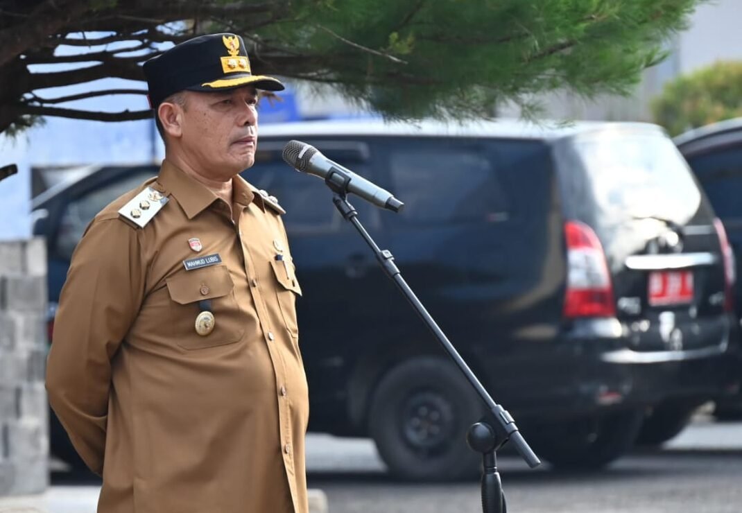 Wakil Bupati Mahmud Efendi saat memimpin Apel Gabungan Eselon II dan III di lapangan Gedung Serbaguna GOR Pandan, Senin (28/07/2025).