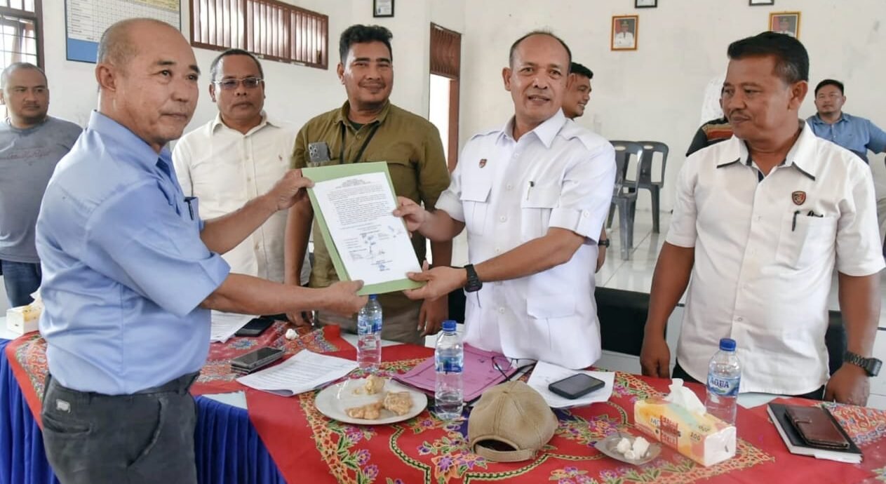 Wakil Bupati Tapteng Mahmud Efendi saat memediasi masyarakat Sirandorung dengan PT. Nauli Sawit di Kantor Camat Sirandorung.