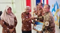 Wakil Bupati Tapteng Mahmud Efendi saat menerima Sertifikat Penghargaan SSK yang diserahkan Wakil Gubernur Sumut, H. Surya, B.Sc pada acara Hari Keluarga Nasional di Kabupaten Labuhanbatu.