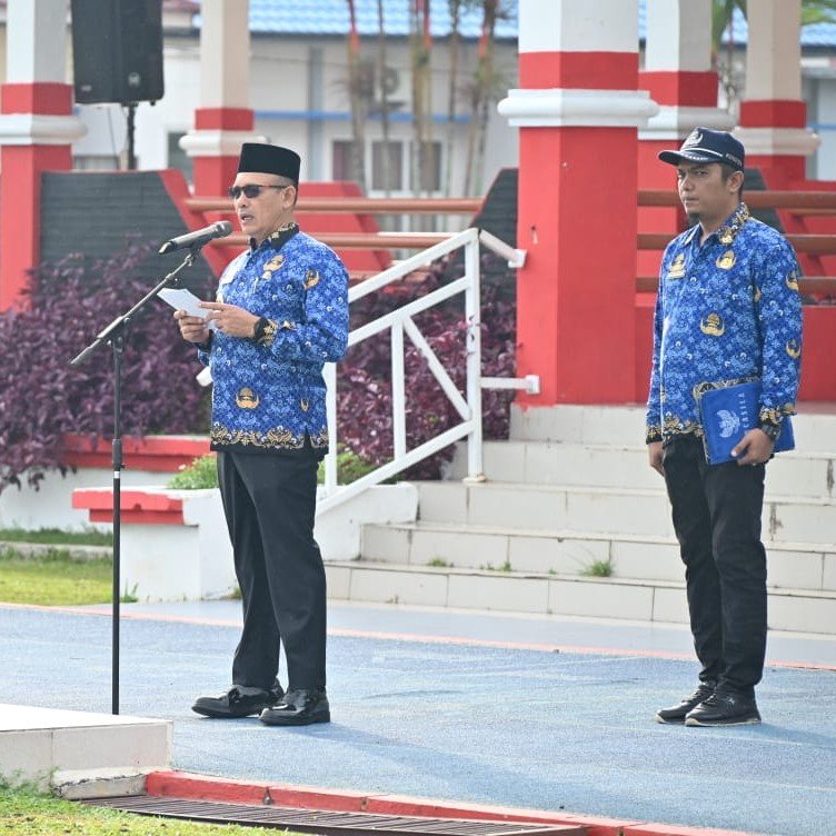 Wakil Bupati Tapteng Mahmud Efendi bertindak sebagai Pembina Upacara HKN di Lapangan Sepak Bola GOR Serba Guna Pandan, Kamis (17/7/2025).